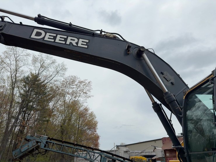 2016-deere-300g-lc-image-15