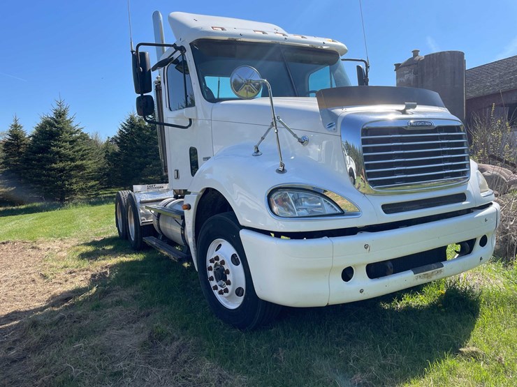 #7157-•-2006-freightliner-columbia-(has-wi-title)-image-3