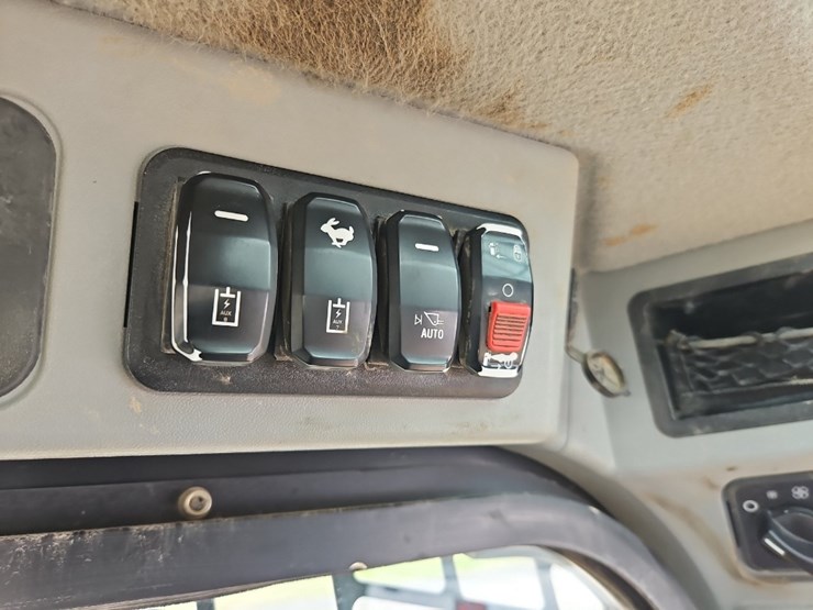 2022-caterpillar-246d3-image-21