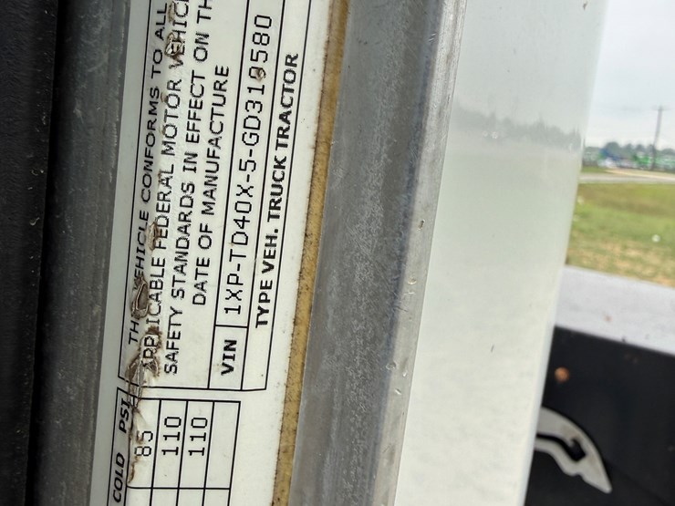 2016-peterbilt-367-image-21