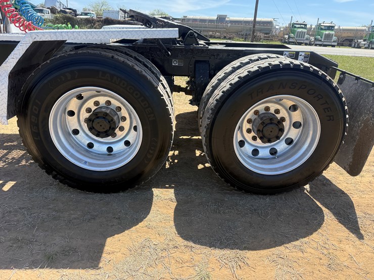 2018-peterbilt-567-image-15