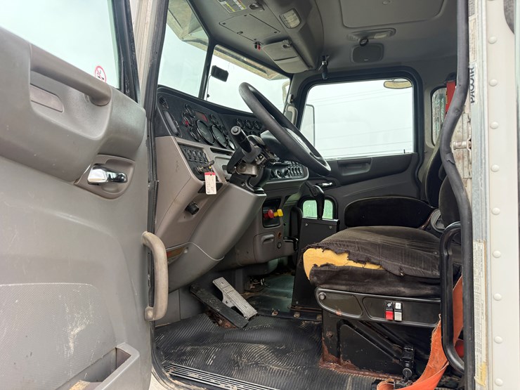 2016-peterbilt-367-image-18