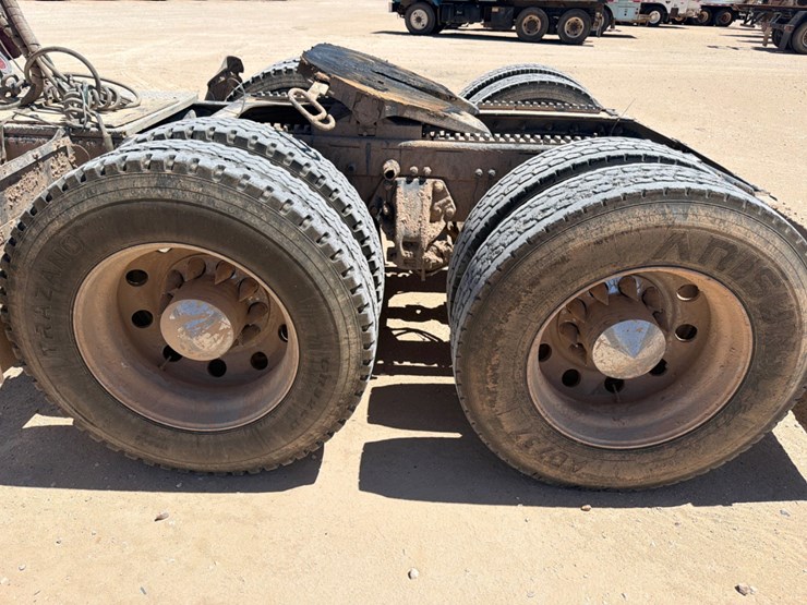 2005-peterbilt-379-image-8