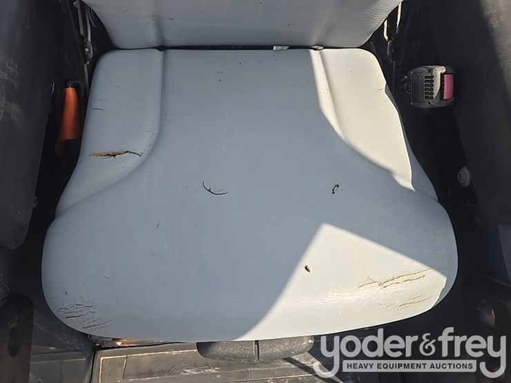 2019-deere-450k-lgp-image-41