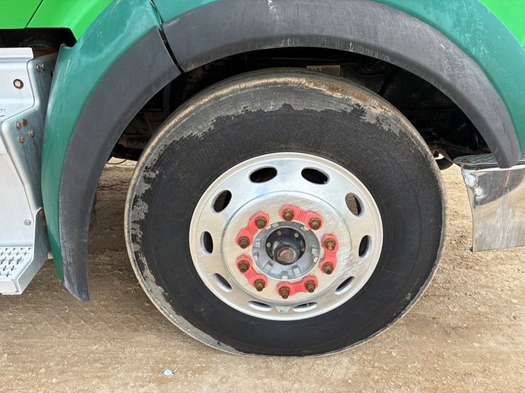 2014-peterbilt-567-image-10