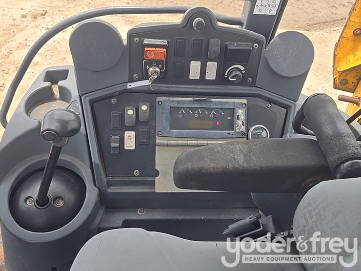 2010-deere-310sj-image-63