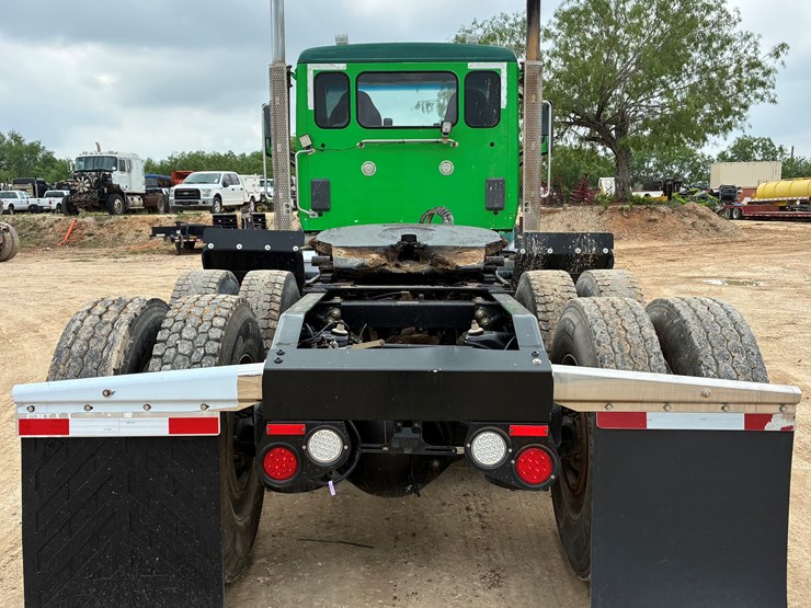 2014-peterbilt-567-image-5