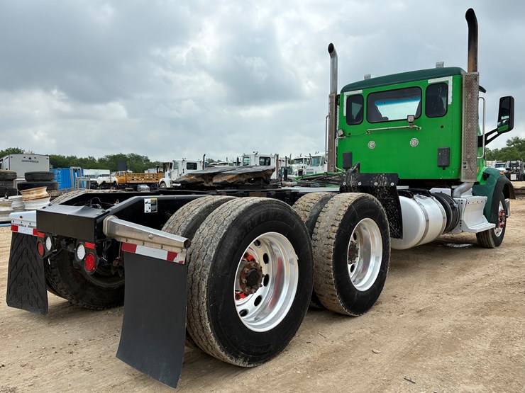 2014-peterbilt-567-image-4