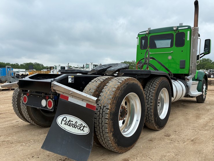 2019-peterbilt-567-image-4
