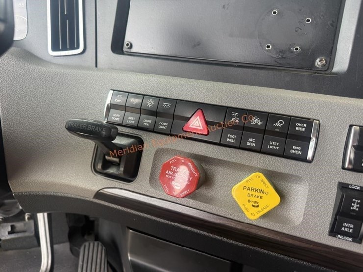 2020-freightliner-cascadia-113-image-49