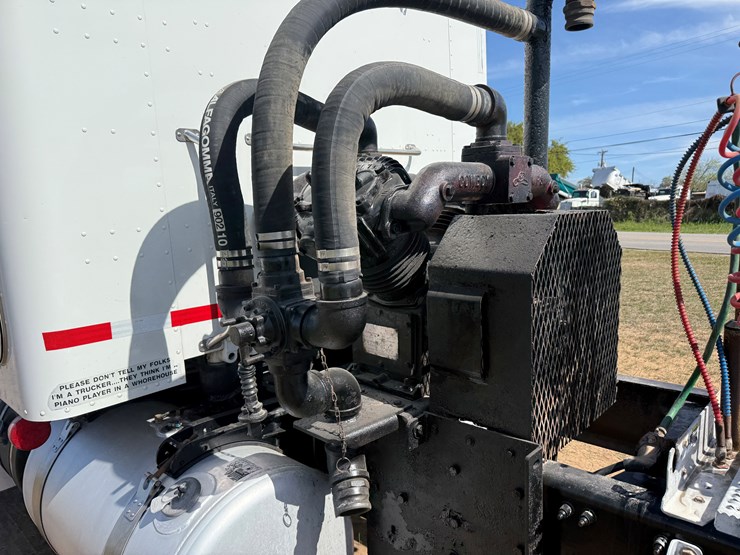 2018-peterbilt-567-image-15