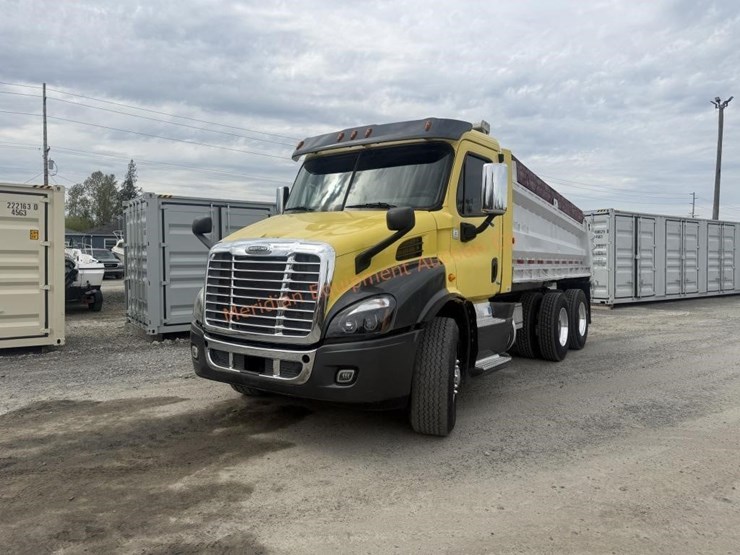 2014-freightliner-108sd-image-4