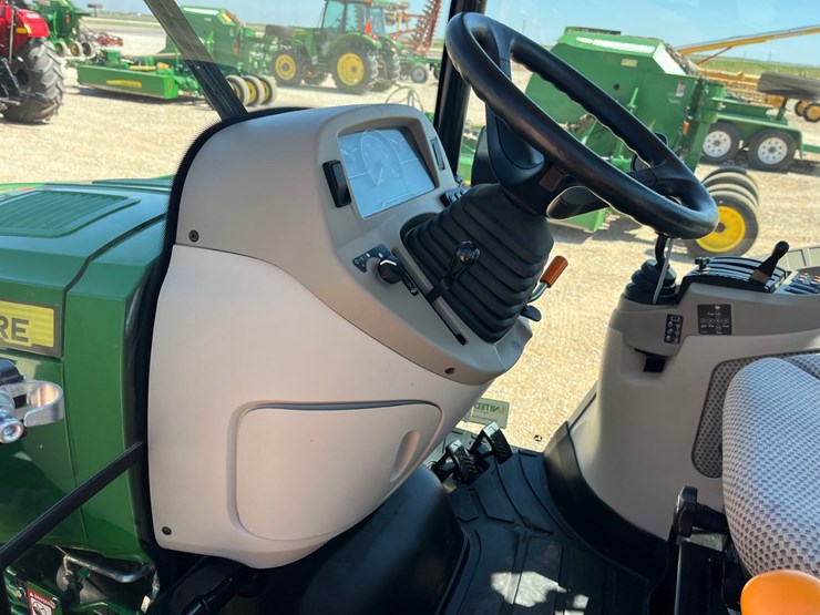 2021-john-deere-4052r-image-16