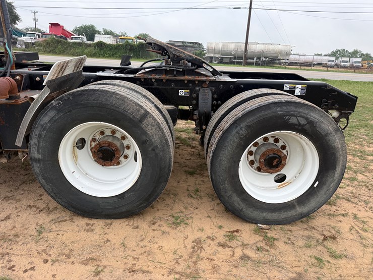 2016-peterbilt-367-image-17