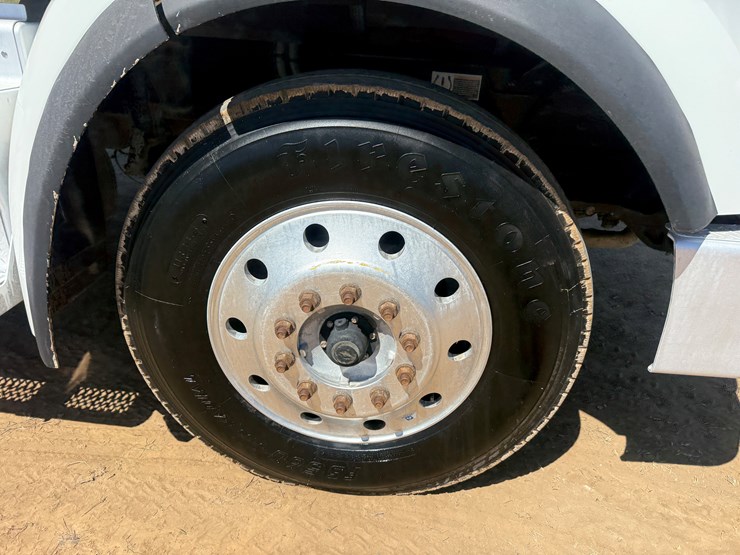 2018-peterbilt-567-image-13