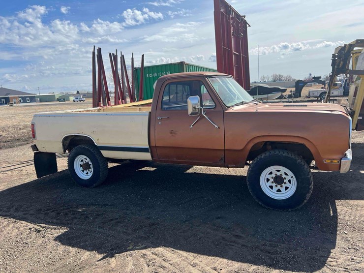 1977-dodge-power-wagon-image-4