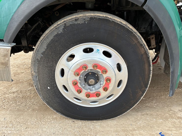 2014-peterbilt-567-image-9