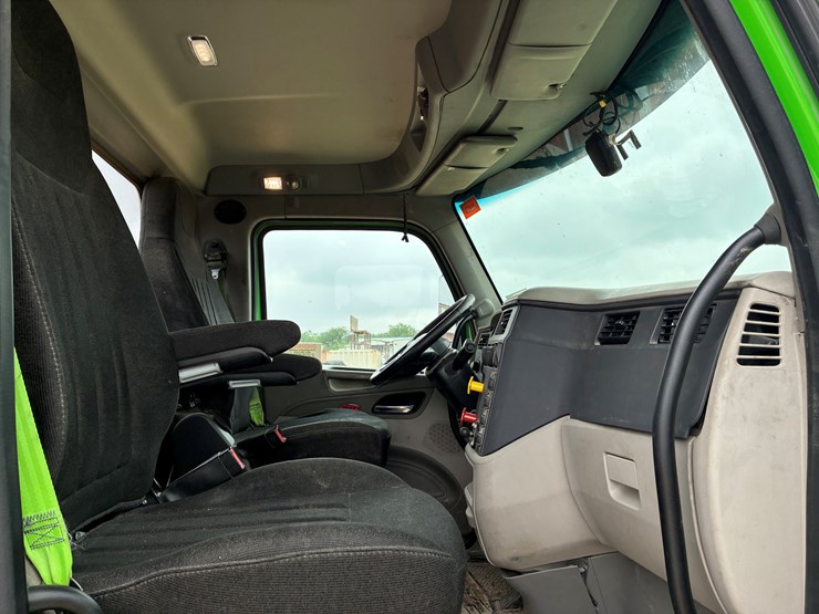 2019-peterbilt-567-image-8