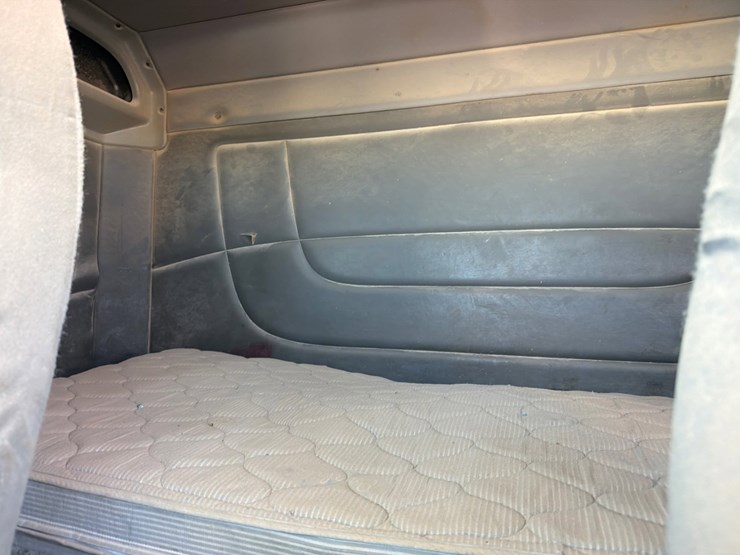 2009-peterbilt-365-image-10