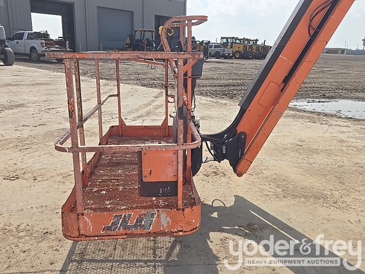 2016-jlg-800aj-image-32