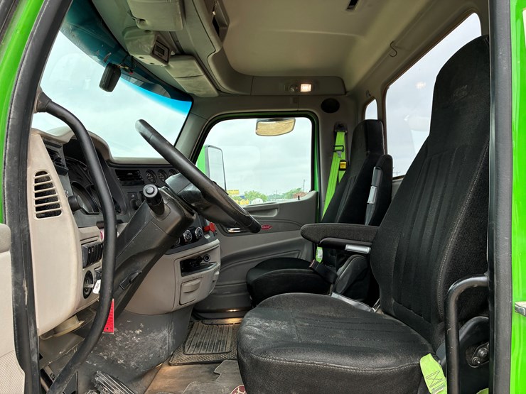 2019-peterbilt-567-image-7