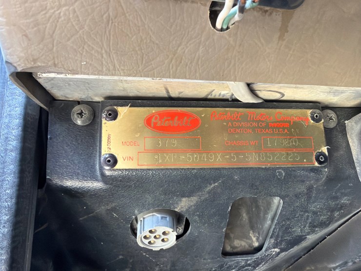 2005-peterbilt-379-image-12