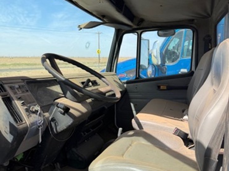 freightliner-fl60-image-3