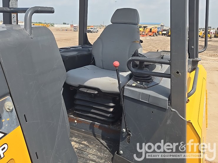 2019-deere-450k-lgp-image-39