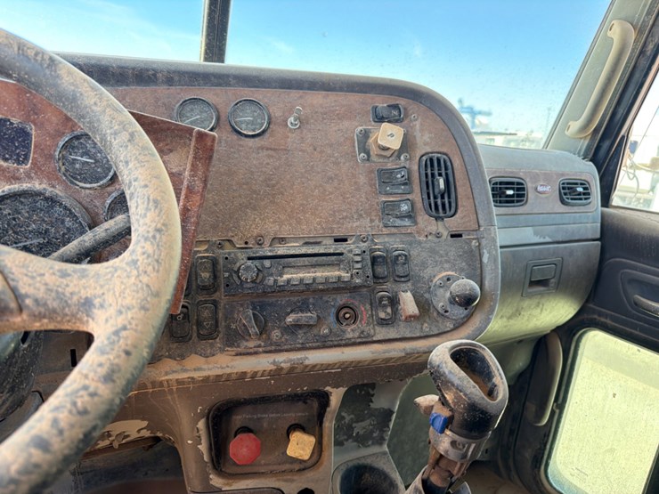 2009-peterbilt-365-image-10