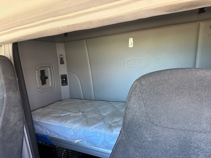 2018-peterbilt-567-image-21