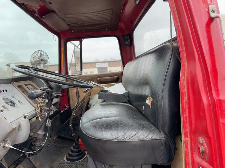 1970-ford-8000-image-19