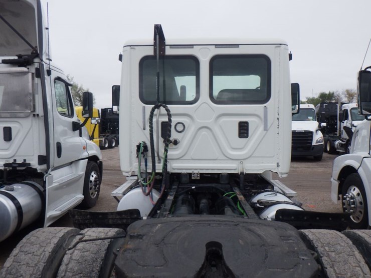 2017-freightliner-cascadia-125-image-10