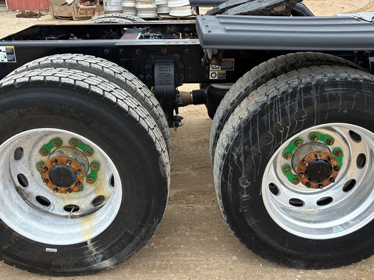 2019-peterbilt-567-image-11