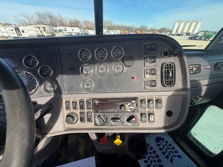 2020-peterbilt-367-image-18