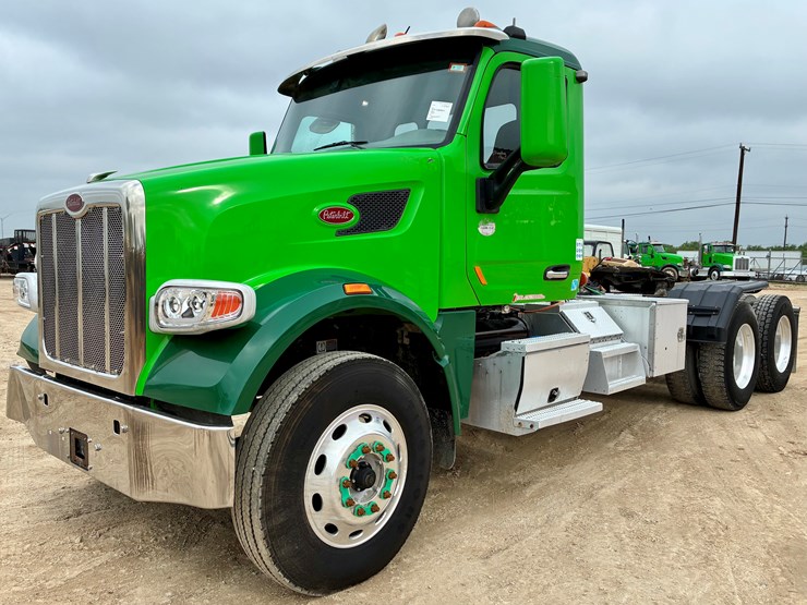 2019-peterbilt-567-image-1