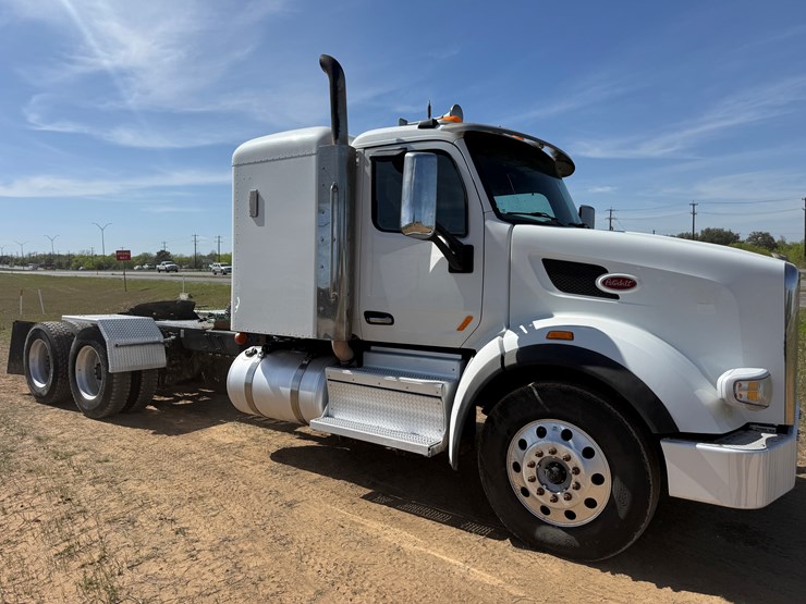 2018-peterbilt-567-image-3