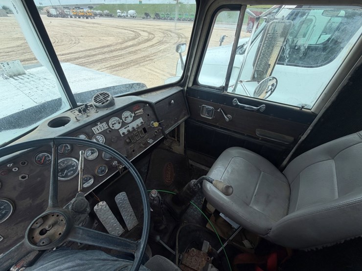 1975-peterbilt-359-image-9