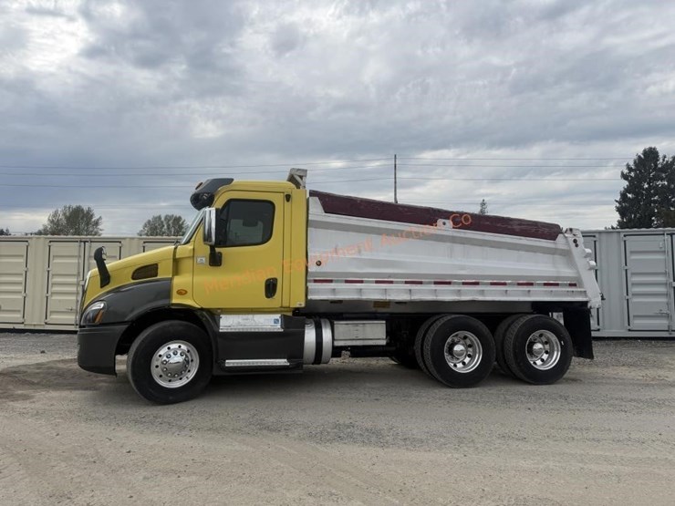 2014-freightliner-108sd-image-6