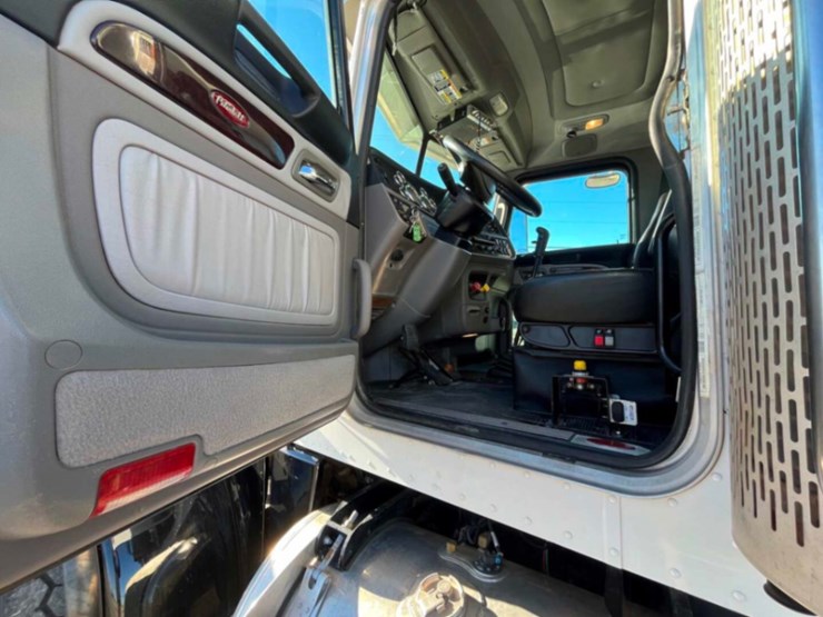 2017-peterbilt-389-image-10