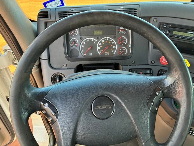 #t8415-•-freightliner-truck-image-13