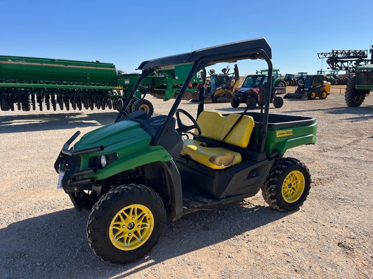 2021-john-deere-gator-image-1