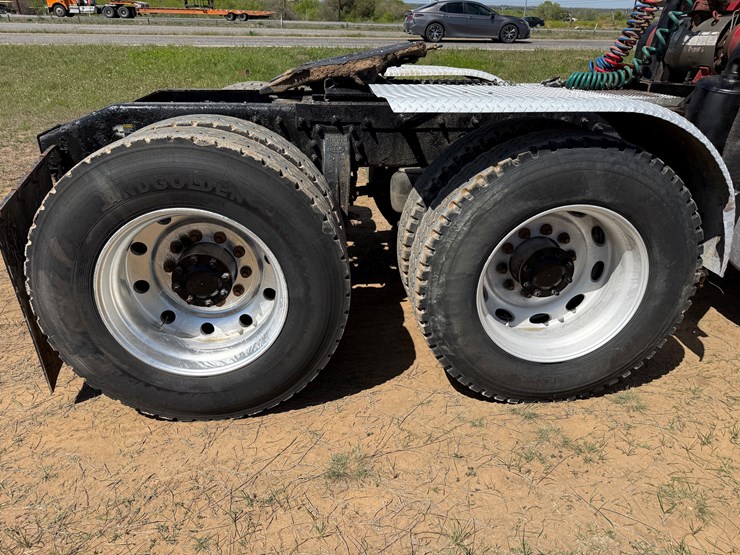 2013-peterbilt-367-image-16