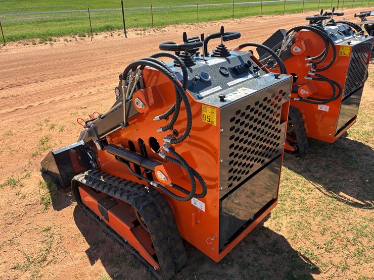 #t8625-•-wolverine-mini-skid-steer-image-4