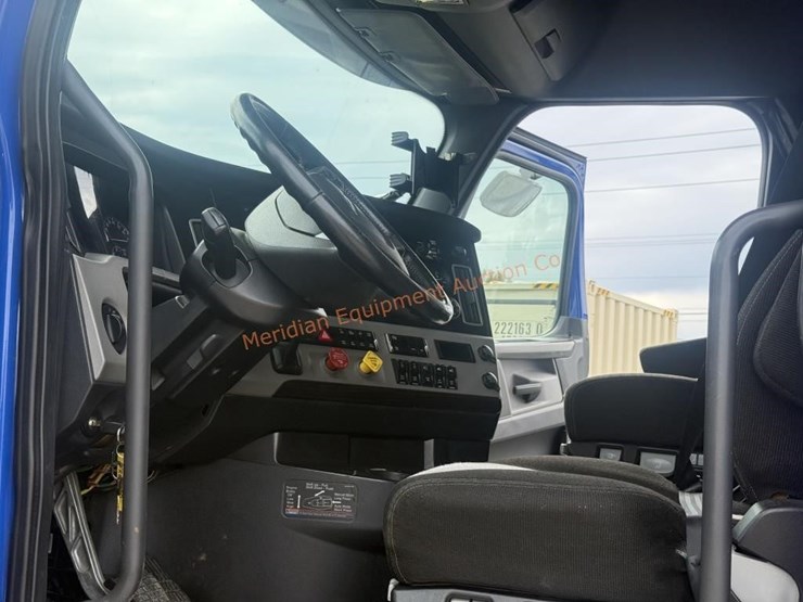 2020-freightliner-cascadia-113-image-37