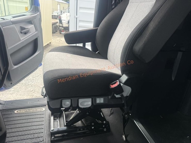 2020-freightliner-cascadia-113-image-53