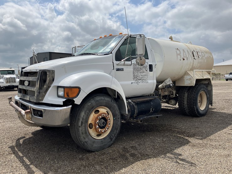 2009-ford-f750-image-1