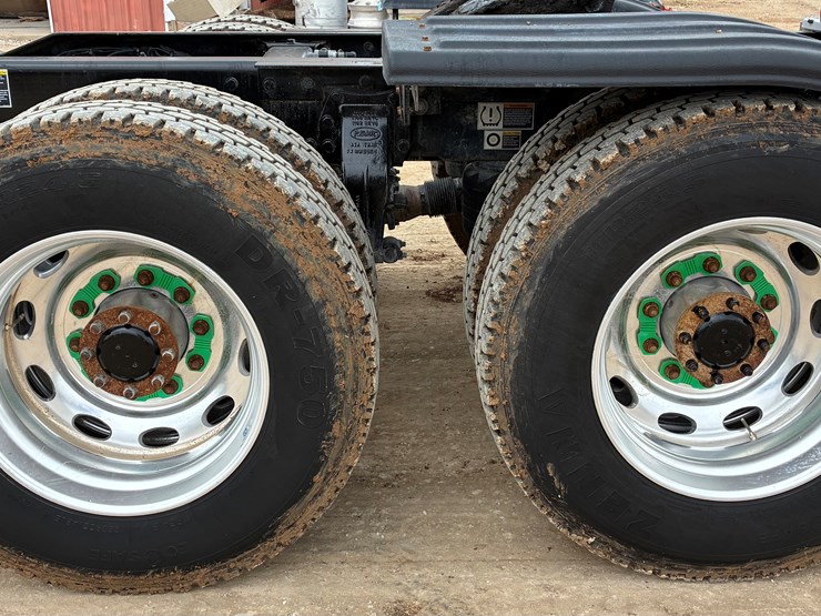 2019-peterbilt-567-image-11