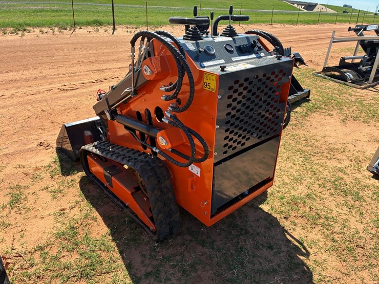 #t8626-•-wolverine-mini-skid-steer-image-4