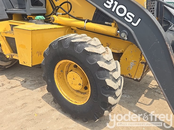 2010-deere-310sj-image-16