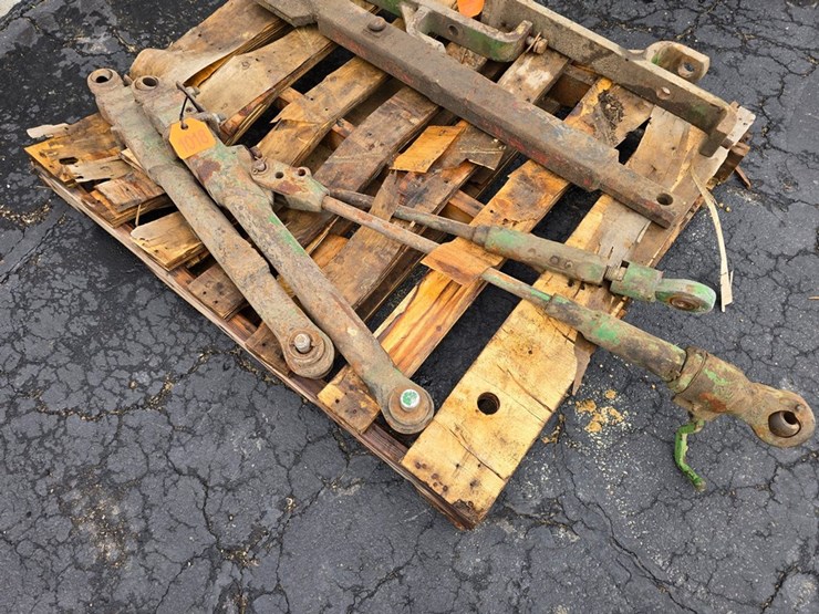 #1018-•-john-deere-rear-hitch-&-brackets-image-1